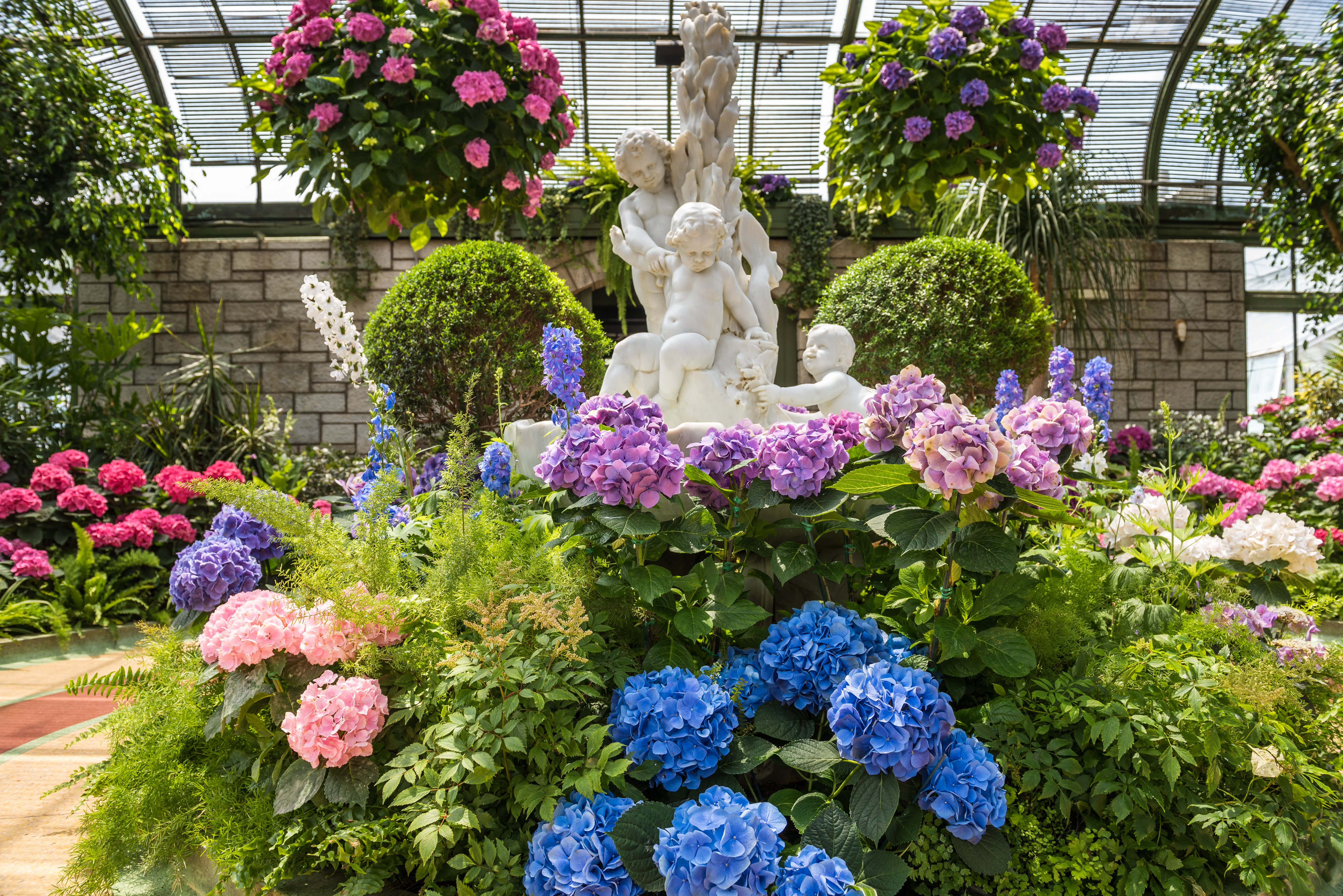 A flower bed circle with three Cupid statues at the Hydrangrea Show